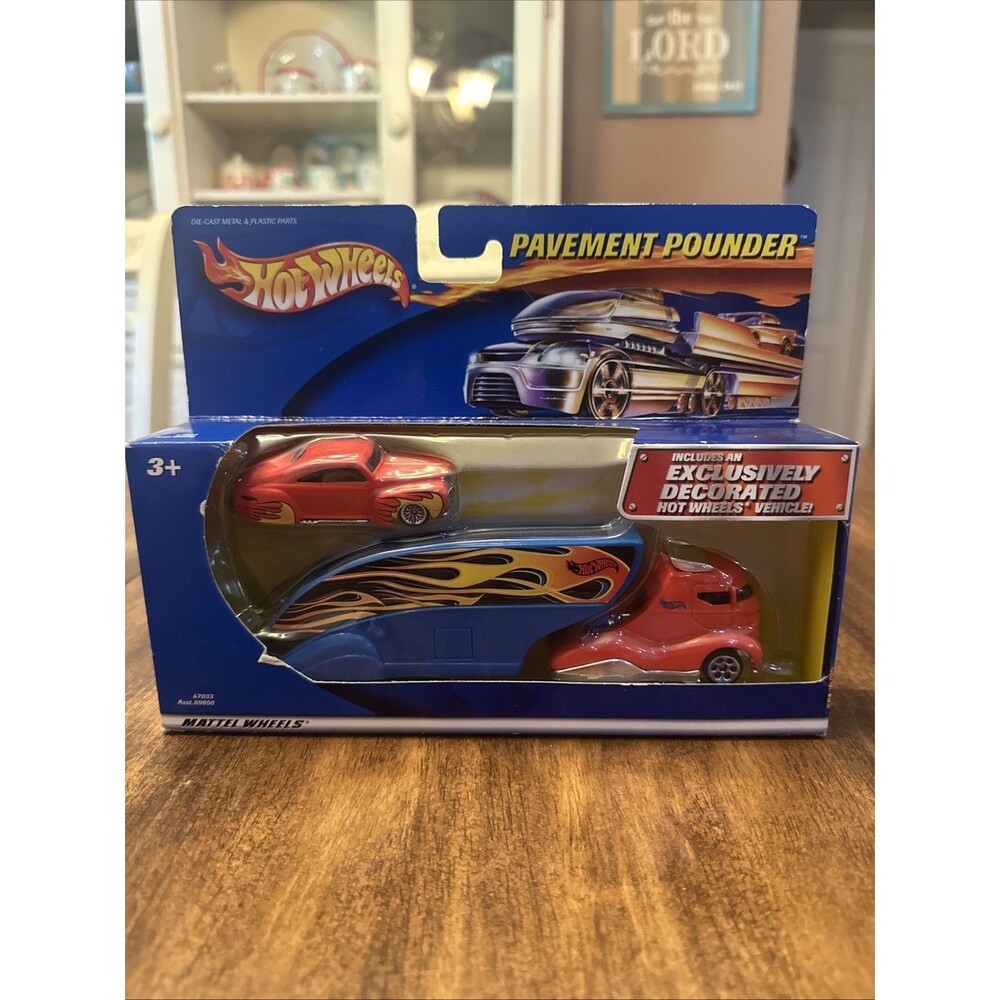 Hot Wheels 2001 Pavement Pounder – Taildragger with Hauler 1/64 #47033